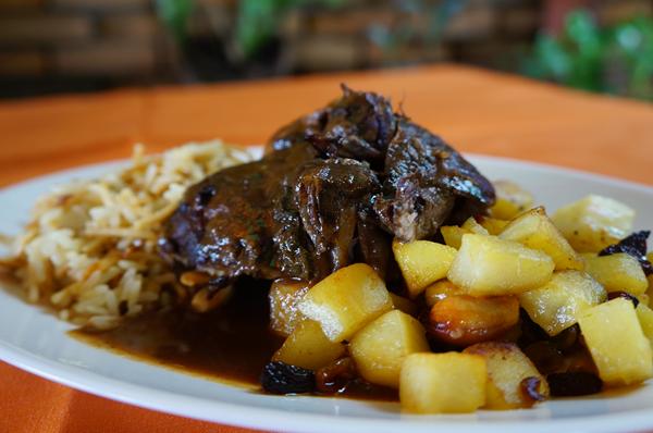 Carneiro Assanhado representando a África, servido com arroz libanês e batata doce com frutas douradas - Crédito: Carlos Pimenta/Divulgação