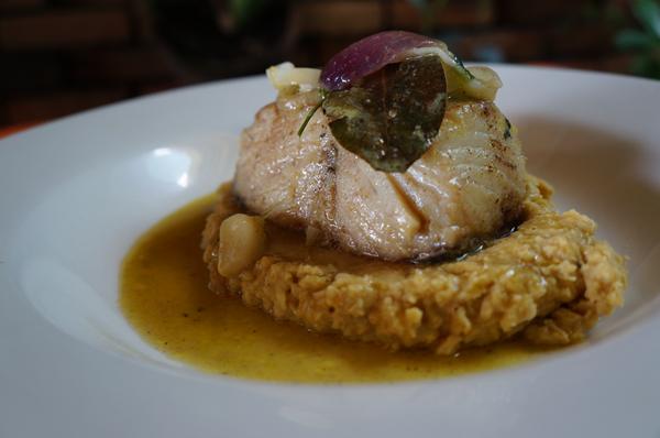 Bacalhau Dourado de Cheiro representando a gastronomia asiática. O peixe vem perfumado por cinco especiarias chinesas e acompanhado de purê de grão de bico e cuscuz do chef - Crédito: Carlos Pimenta/Divulgação