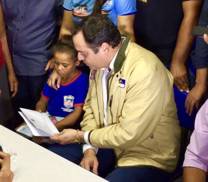 Governador encontrou com a menina nessa segunda-feira - Crédito: Reprodução/Twitter/Cecília Ramos