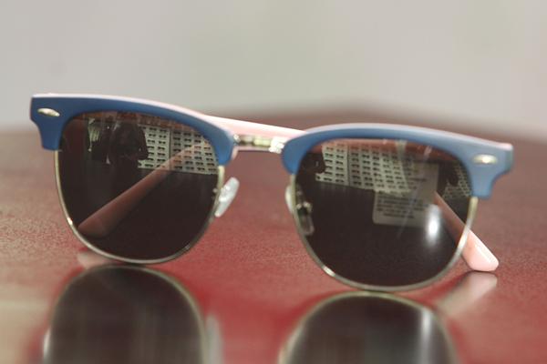 Óculos de sol bicolor com mistura de policarbonato e metálico em tons de rosa e azul - $179 na loja ChilliBeans -  Crédito: Nando Chiappetta/DP