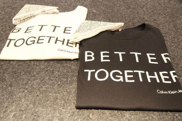 T-shirt com frase estampada, Better Together, em alta no mundo fashion, com bandana: R$119 na loja Calvin Klein - Crédito: Nando Chiappetta/DP