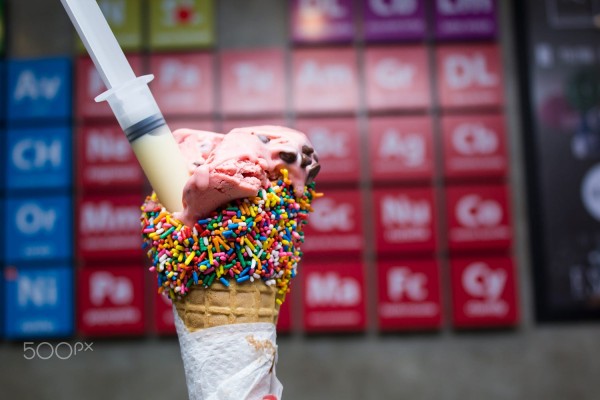 Na N2 Ice Cream, a pessoa tem uma experiência sensorial com o sorvete, de poder tocar na fumaça , sentir o quanto é gelada e assistir seu congelamento - Crédito: Jean Livino/Divulgação