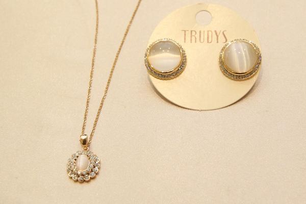  Conjunto de colar e brincos por R$ 84,80 na loja Trudys - Crédito: Nando Chiappetta/DP brinco.