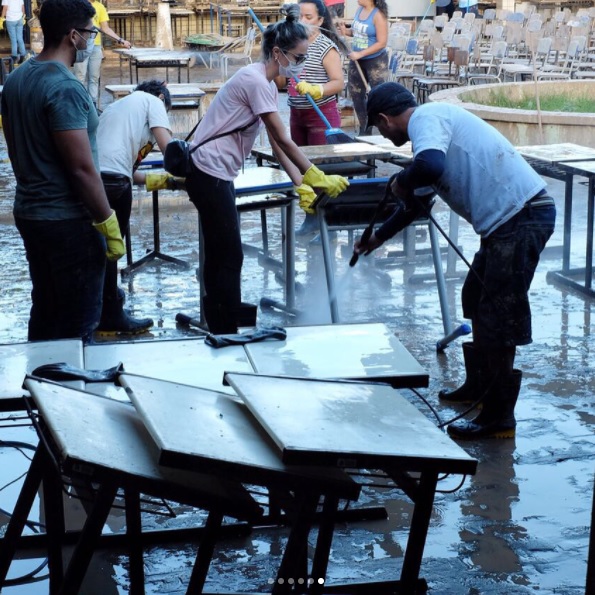 Os voluntários também limparam escolas atingidas pela enchente - Crédito: Natalia Avani/Reprodução/Instagram