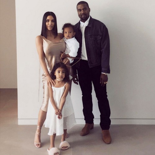 Kim Kardashian, Kanye West e seus dois filhos - Crédito: Divulgação