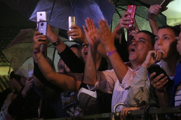 Público curtiu mesmo debaixo de chuva - Crédito: Elton Lima/Divulgação