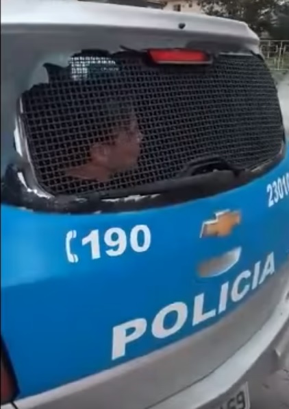 Ator foi detido e quebrou o vidro da viatura - Crédito: Reprodução/Youtube