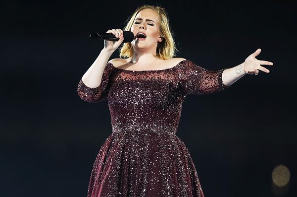 Adele distribui cartas escritas à mão para fãs em show e diz que esta pode ser sua última turnê
