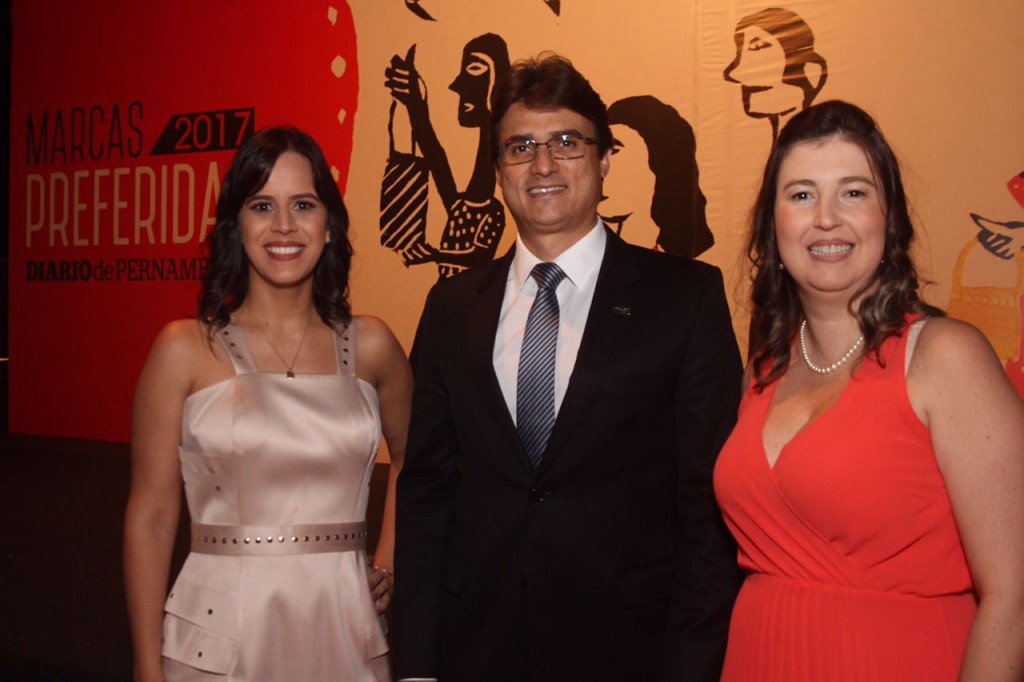Priscila Frazão, Sérgio Acioly, da SulAmérica, e Tarciana Marques - Crédito: Roberto Ramos/DP