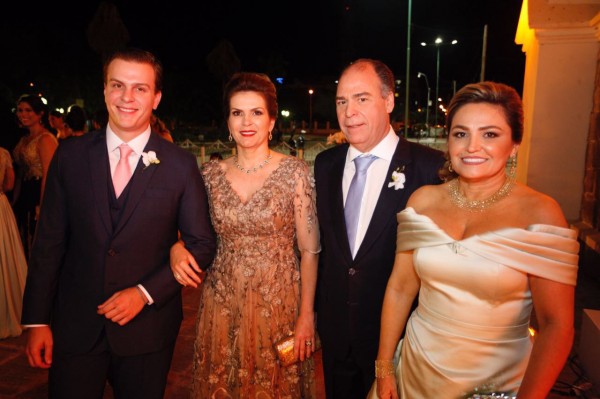 Miguel com a mãe (Adriana Coelho), Fernando Bezerra e mãe da noiva (Thais Secchi)