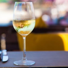 Renato Lucena arma vinharada em restaurante