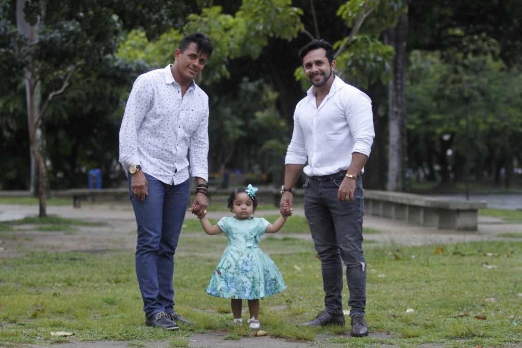 Eliel Alves e Berg Goodman com a pequena Marjorie - Crédito: Ricardo Fernandes/DP