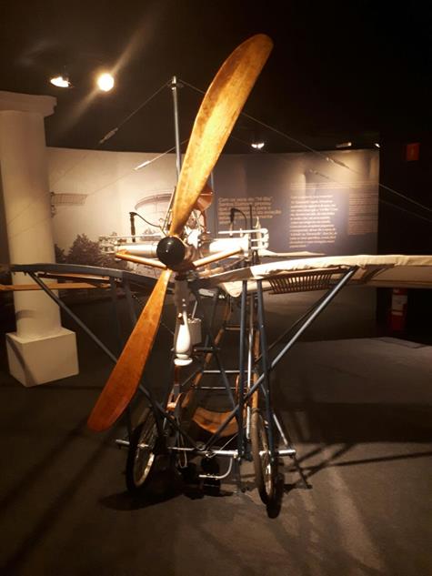 Uma réplica em tamanho real do último avião criado por Santos Dumont, a Demoiselle - Crédito: Marília Gouveia/DP