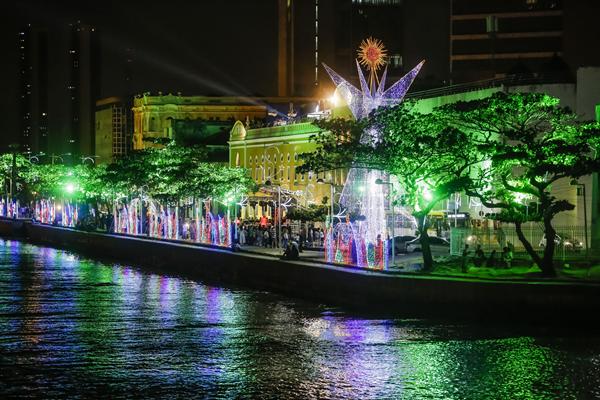 Árvore de Natal do Recife chama atenção no Cais da Alfândega