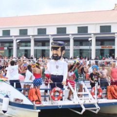 Carnaval pelas águas do Rio Capibaribe promovido pelo Catamaran