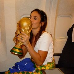 Em clima de Copa, Ivete Sangalo relembra a emoção de beijar a taça do penta