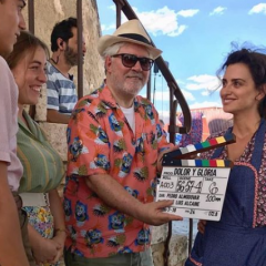 Penélope Cruz divulga foto filmando com Almodóvar