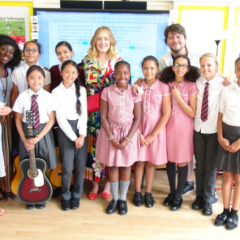 Adele faz surpresa a coral de escola em Londres