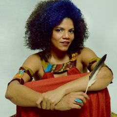 Cantora juliana Ribeiro conta a história do samba em show na Caixa Cultural