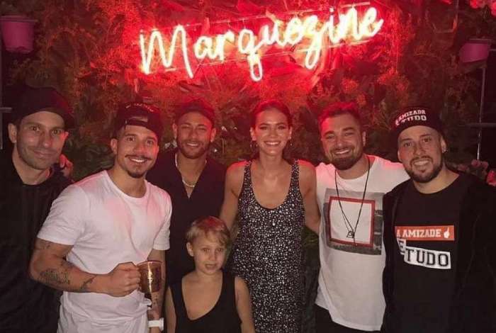 Bruna Marquezine comemora 23 anos em festa na mansão de Neymar