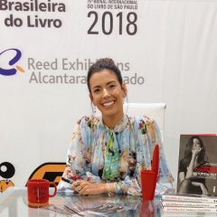 Camila Coutinho fez sessão de autógrafos na Bienal do Livro de São Paulo
