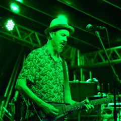 Gritos de #EleNão deu o tom ao Bailinho Oktoberfest