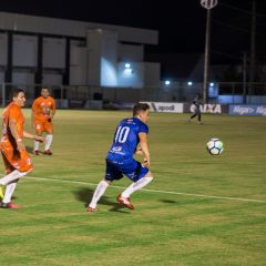 Safadão joga partida de futebol com amigos em clima de confraternização
