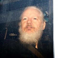 Julian Assange é preso e Wikileaks divulga acervo inteiro de documentos