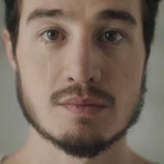 Tiago Iorc lança álbum visual um ano após se ausentar do mercado