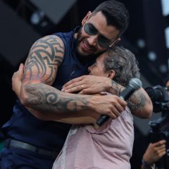 Gusttavo Lima surpreende com cinco horas de show e recebe fã idosa