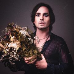 Johnny Hooker lança clipe do novo single Escolheu a Pessoa Errada para Humilhar