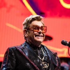 Ex pede R$ 19,5 milhões por ser citada em autobiografia de Elton John