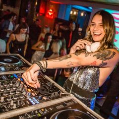 DJ pernambucana Nat P agita baladas em São Paulo