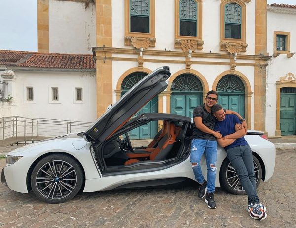 Carlinhos Maia presenteia marido com BMW avaliada em R$ 700 mil