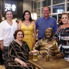 Família Bezerra homenageia Tio Zé com estátua instagramável no Boteco