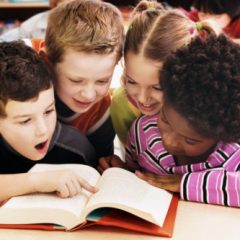 Dia do Livro Infantil: Saiba como incentivar seu filho a ler