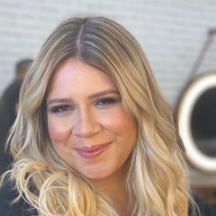 Equipe de Marília Mendonça alerta sobre golpes com o nome da cantora