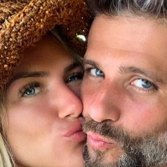 Bruno Gagliasso e Giovann Ewbank doam presentes do chá de bebê de Zyan para instituição