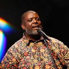 Péricles inicia série de lançamentos que compõem álbum inédito