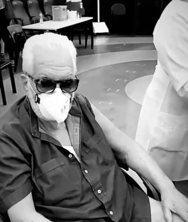 Autor Manoel Carlos é vacinado aos 87 anos contra a Covid-19