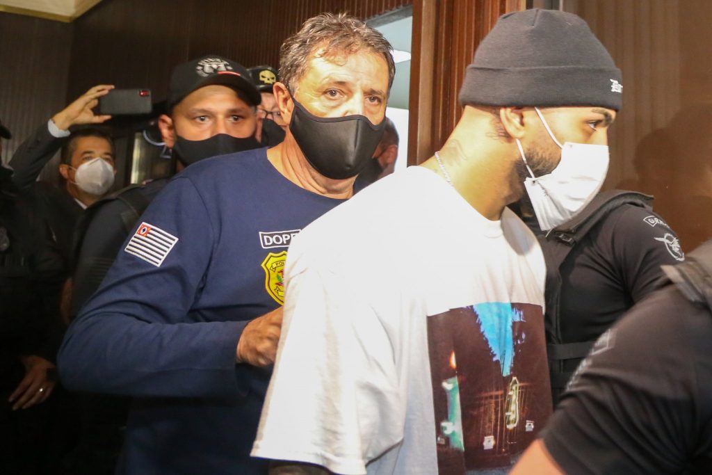 Gabigol e Mc Gui são detidos em cassino clandestino em São Paulo