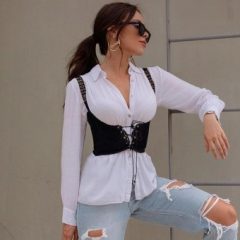 Da TV para a internet, looks com sobreposição viram tendência