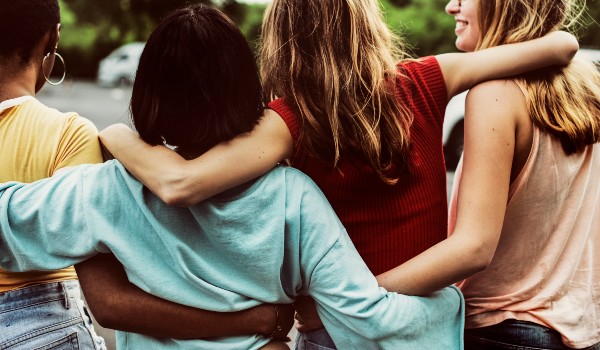 Estudo revela que mantemos apenas cinco amigos íntimos na vida adulta