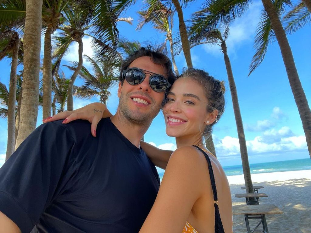 Carol Dias, esposa de Kaká, mostra tatuagem que fez para o marido