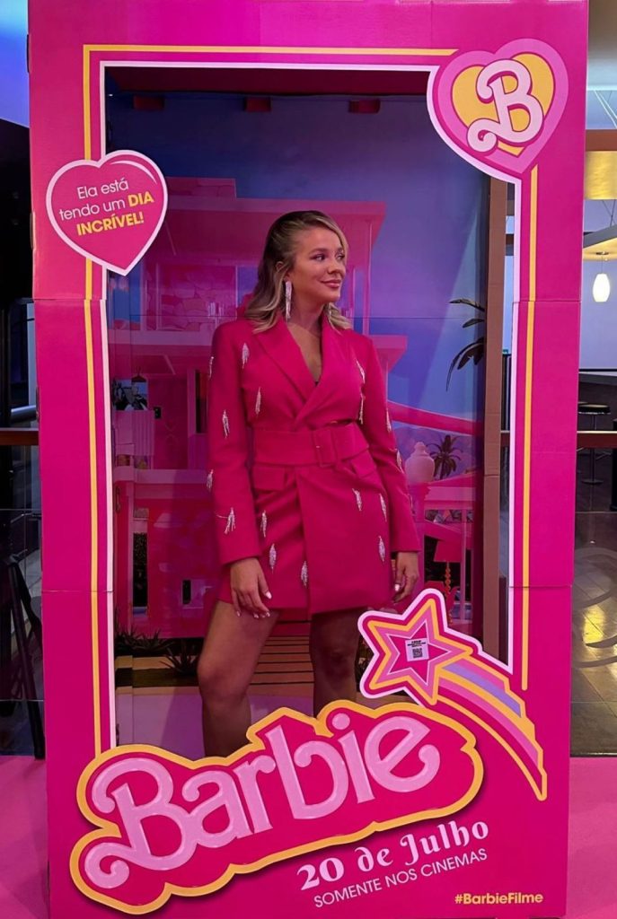 Famosos ousam nos looks da pré-estreia do filme da Barbie