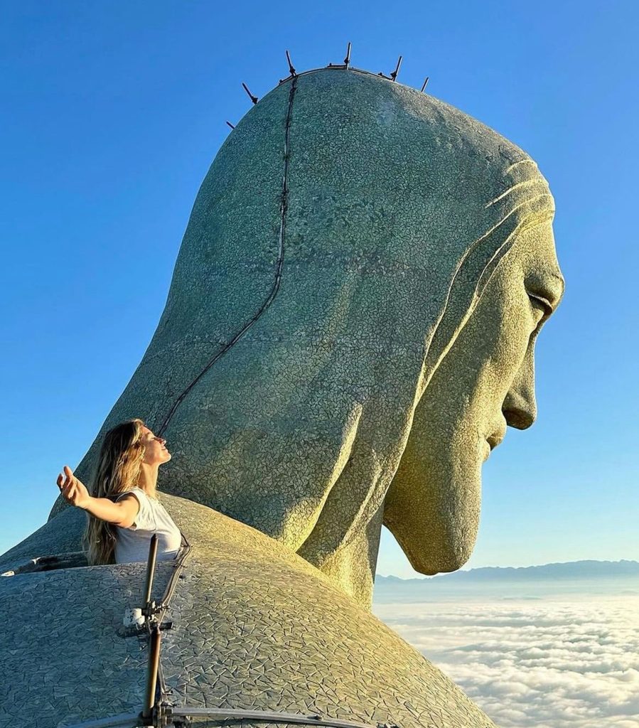 Gisele Bündchen posta foto no topo do Cristo Redentor  no Rio de Janeiro