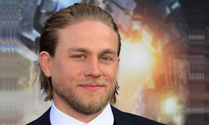 Charlie Hunnam chega ao Brasil para participar da CCXP 2023