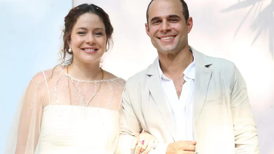 Leandra Leal se casa com o cineasta Guilherme Burgos de forma intimista