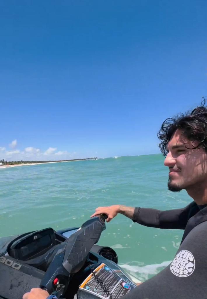Gabriel Medina curte férias na praia de Toquinho  em Ipojuca