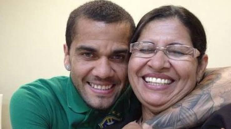 Mãe de Daniel Alves revela rosto e nome de mulher que acusa seu filho de estupro